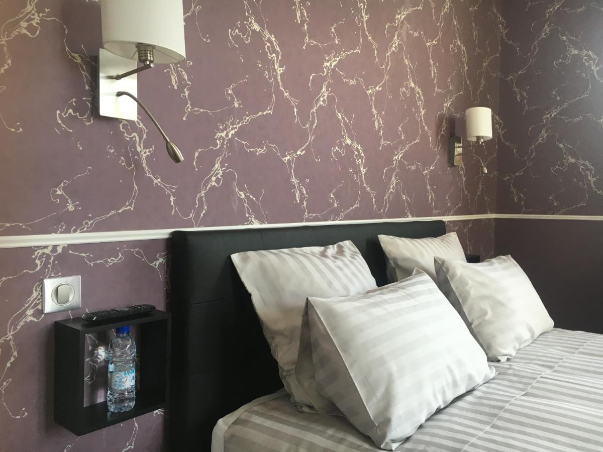 ユゼルシュ Les Roches Bleues Bed & Breakfast エクステリア 写真
