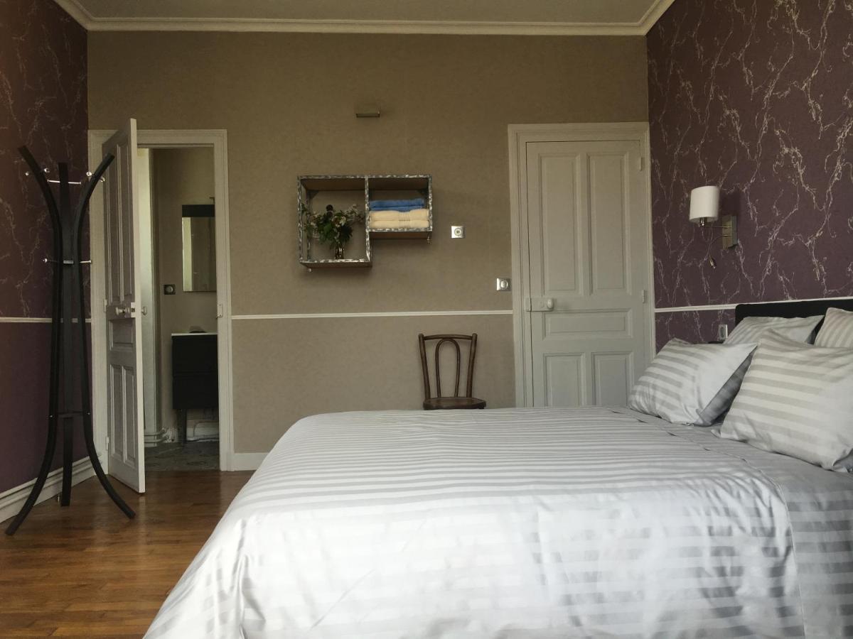 ユゼルシュ Les Roches Bleues Bed & Breakfast エクステリア 写真