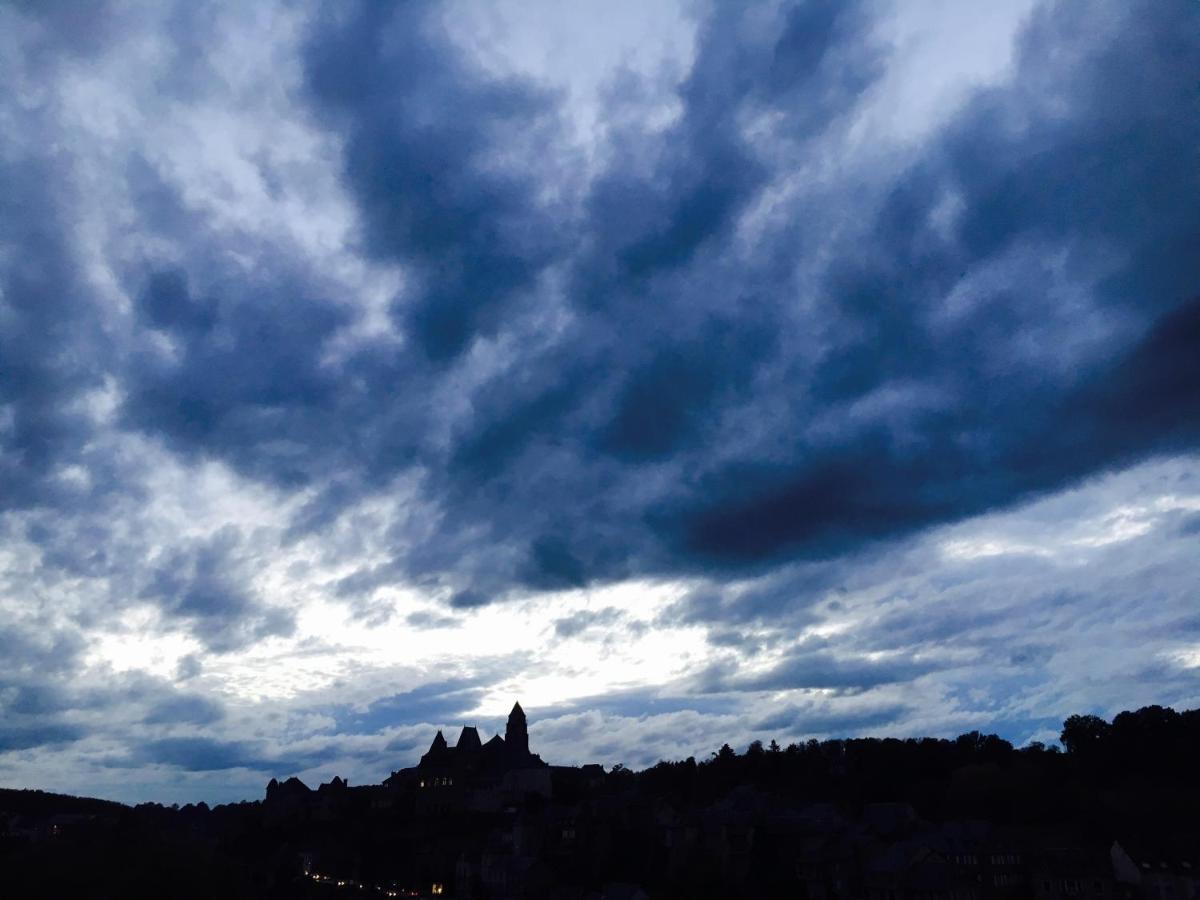 ユゼルシュ Les Roches Bleues Bed & Breakfast エクステリア 写真